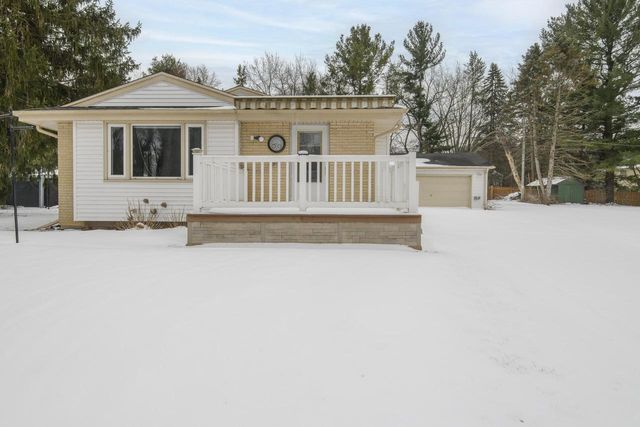 21401 W Woodland DRIVE, New Berlin, WI 53146