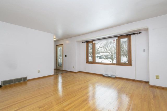 21401 W Woodland DRIVE, New Berlin, WI 53146