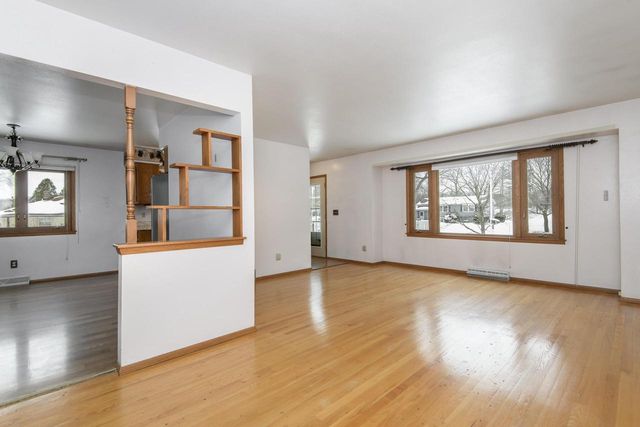 21401 W Woodland DRIVE, New Berlin, WI 53146