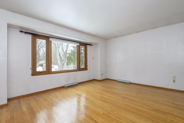 21401 W Woodland DRIVE, New Berlin, WI 53146