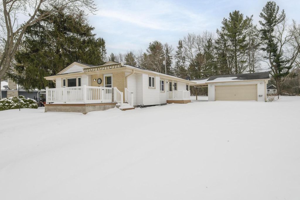 21401 W Woodland DRIVE, New Berlin, WI 53146
