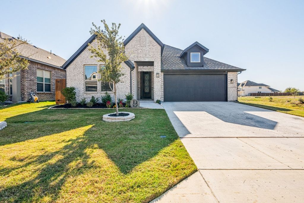 1029 River Oaks Drive, Godley, TX 76044