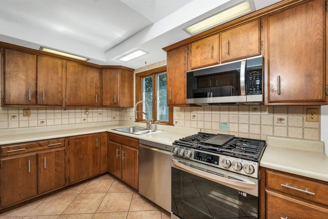 19 Suzanne Drive, Portsmouth, NH 03801