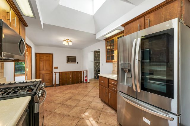 19 Suzanne Drive, Portsmouth, NH 03801