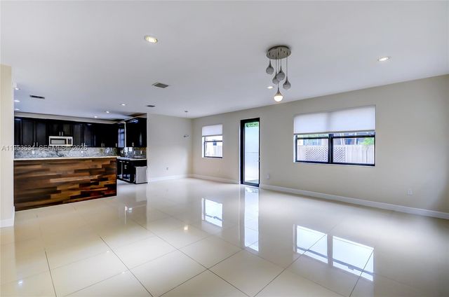 9815 NW 86th Ter, Doral, FL 33178