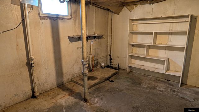 5317 N 64 Street, Omaha, NE 68104