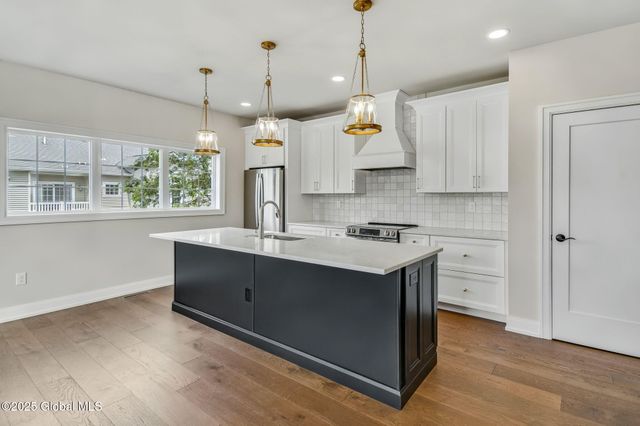 606 Vly Pointe Drive, Niskayuna, NY 12309