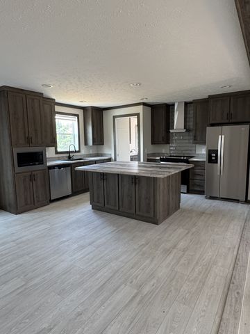 923 White Springs Rd, Lafayette, TN 37083