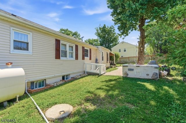 32 Valley View Dr, Mine Hill Twp., NJ 07803