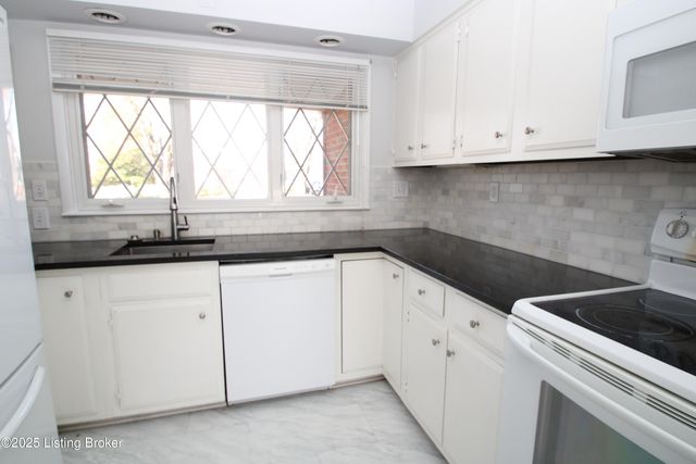 3026 Kaye Lawn Dr, Louisville, KY 40220