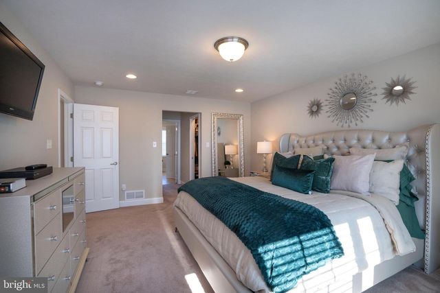 1735 WOODLEDGE DR, State College, PA 16803