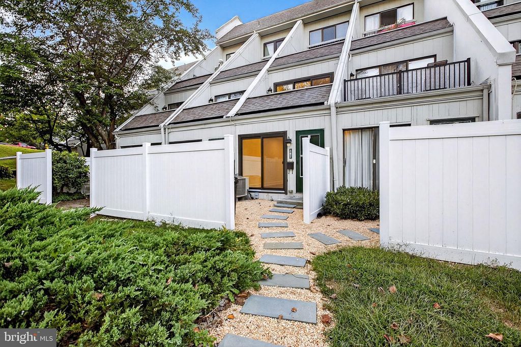 567 SUMMIT HOUSE, West Chester, PA 19382