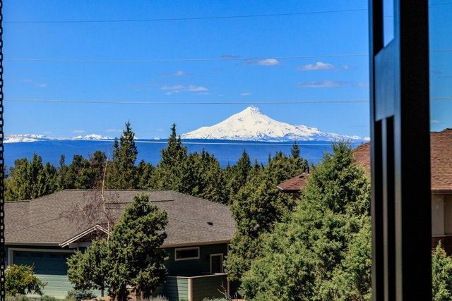 1203 Highland View Loop, Redmond, OR 97756