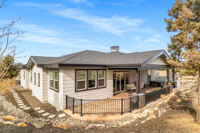 1203 Highland View Loop, Redmond, OR 97756