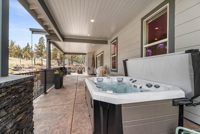 1203 Highland View Loop, Redmond, OR 97756