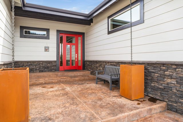 1203 Highland View Loop, Redmond, OR 97756