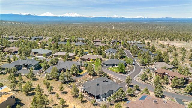 1203 Highland View Loop, Redmond, OR 97756