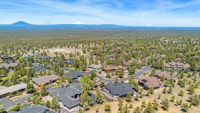 1203 Highland View Loop, Redmond, OR 97756