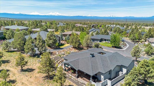 1203 Highland View Loop, Redmond, OR 97756
