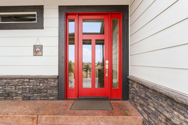 1203 Highland View Loop, Redmond, OR 97756