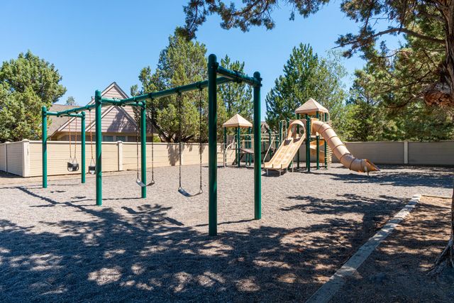 1203 Highland View Loop, Redmond, OR 97756