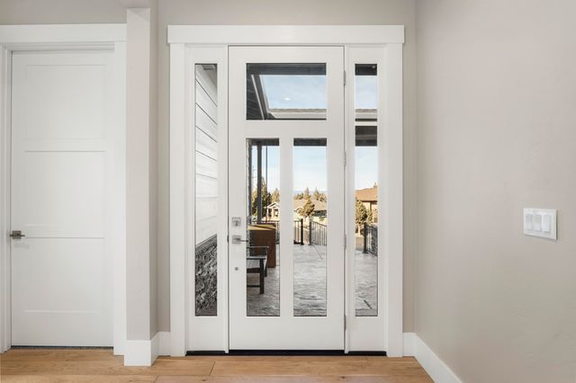 1203 Highland View Loop, Redmond, OR 97756