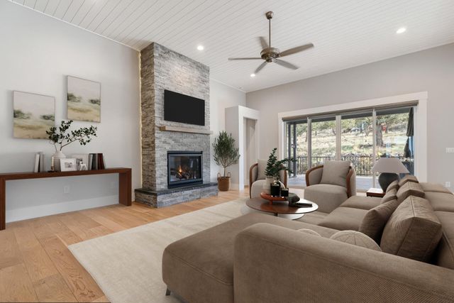 1203 Highland View Loop, Redmond, OR 97756