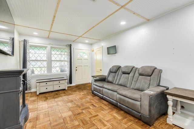 107 Gardenia Street, Lake Jackson, TX 77566