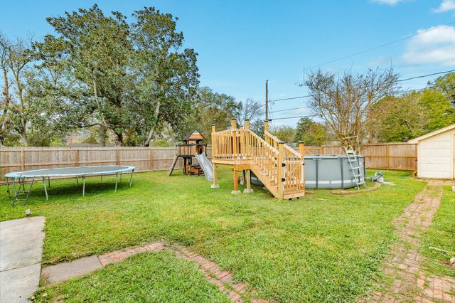 107 Gardenia Street, Lake Jackson, TX 77566