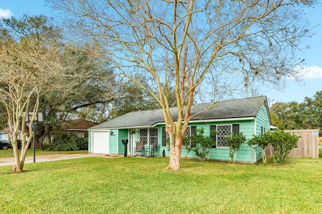 107 Gardenia Street, Lake Jackson, TX 77566