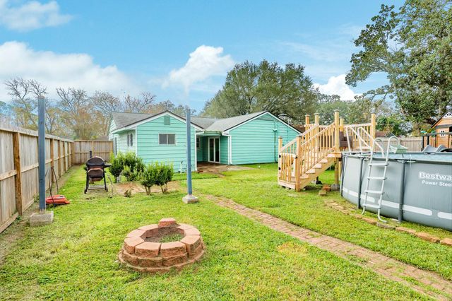 107 Gardenia Street, Lake Jackson, TX 77566