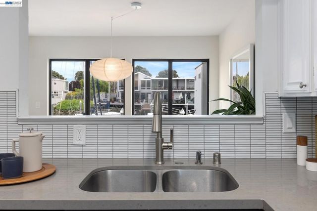 312 Tideway Dr, Alameda, CA 94501