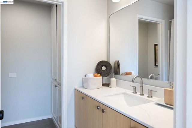 312 Tideway Dr, Alameda, CA 94501