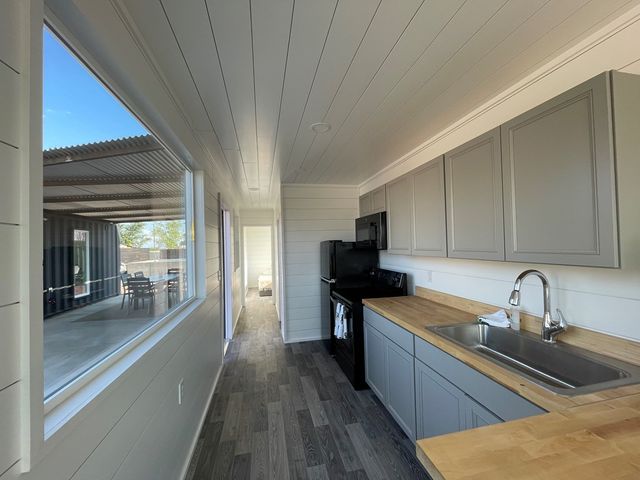 502 E Galveston St, Marfa, TX 79843