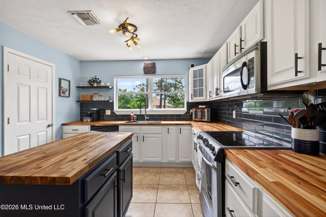 6330 Pontiac Drive, Kiln, MS 39556