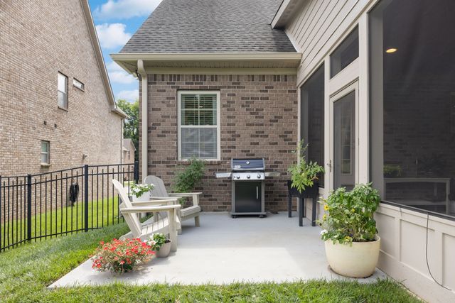 8033 Fenwick Ln, Spring Hill, TN 37174