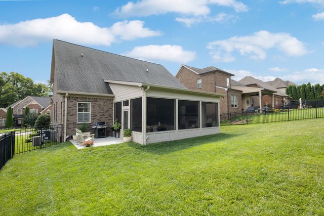 8033 Fenwick Ln, Spring Hill, TN 37174