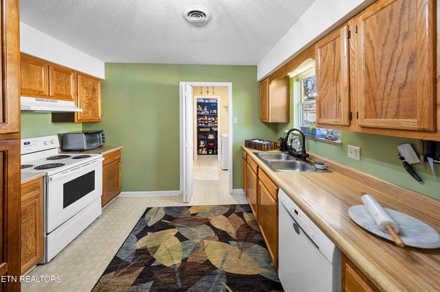 504 E Kings Gate Rd, Knoxville, TN 37934