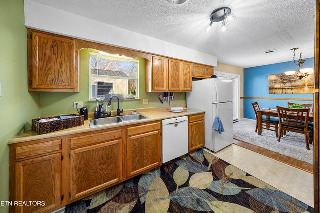 504 E Kings Gate Rd, Knoxville, TN 37934