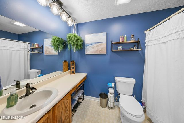 504 E Kings Gate Rd, Knoxville, TN 37934