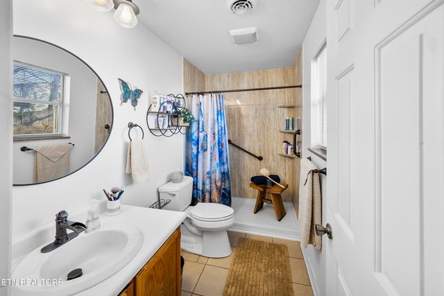 504 E Kings Gate Rd, Knoxville, TN 37934