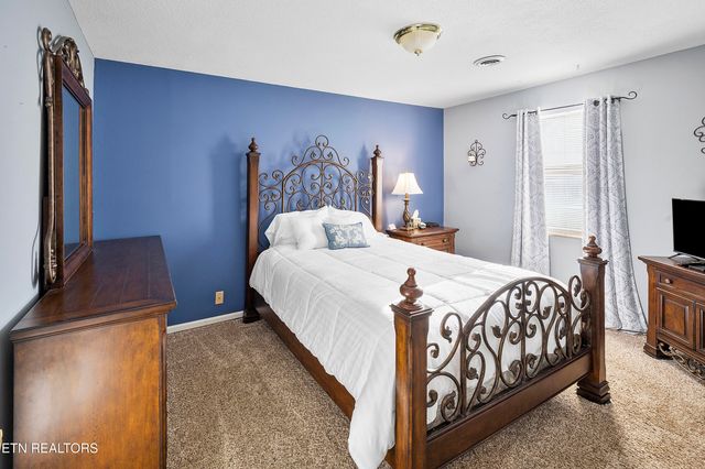 504 E Kings Gate Rd, Knoxville, TN 37934