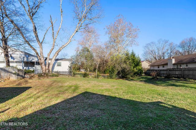 504 E Kings Gate Rd, Knoxville, TN 37934