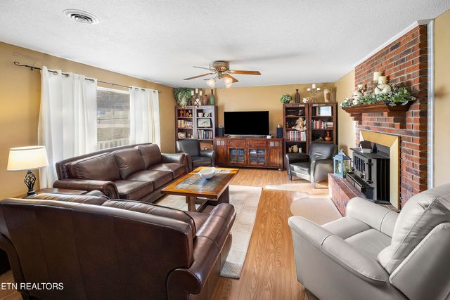 504 E Kings Gate Rd, Knoxville, TN 37934