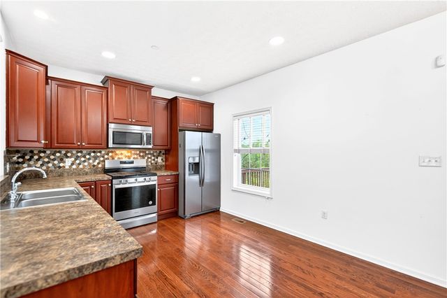 683 Freedom Dr, Collier Twp, PA 15106
