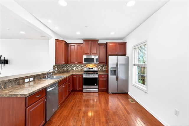683 Freedom Dr, Collier Twp, PA 15106