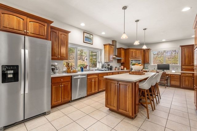 66 Hutchinson Rd, Sutton, MA 01590