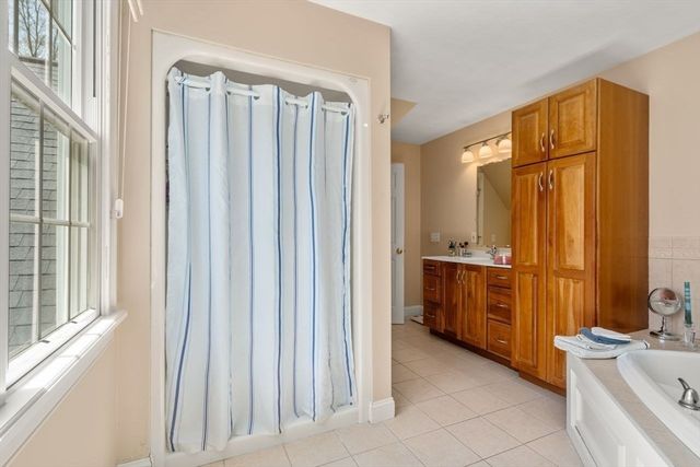 66 Hutchinson Rd, Sutton, MA 01590