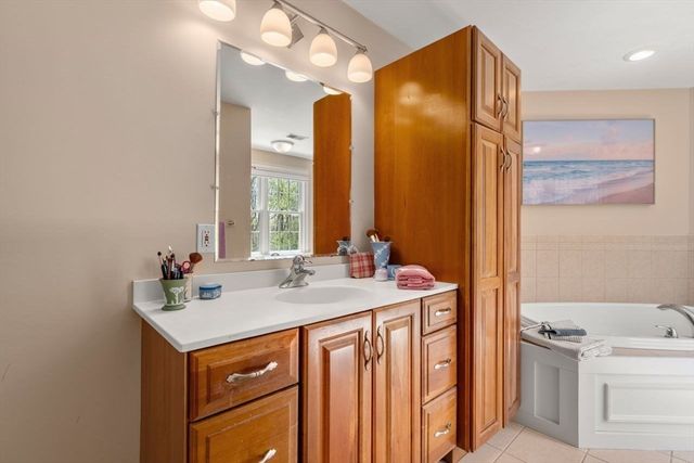 66 Hutchinson Rd, Sutton, MA 01590