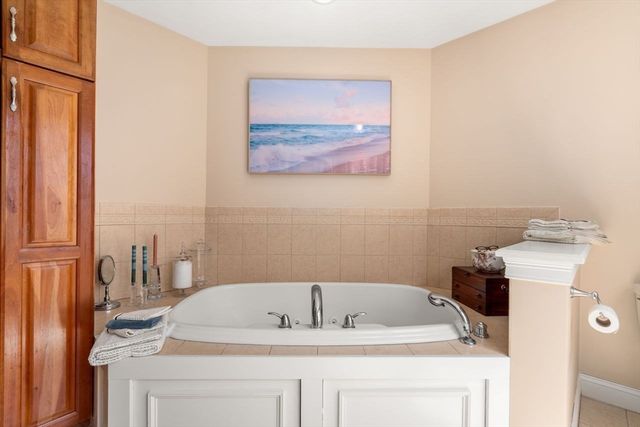 66 Hutchinson Rd, Sutton, MA 01590